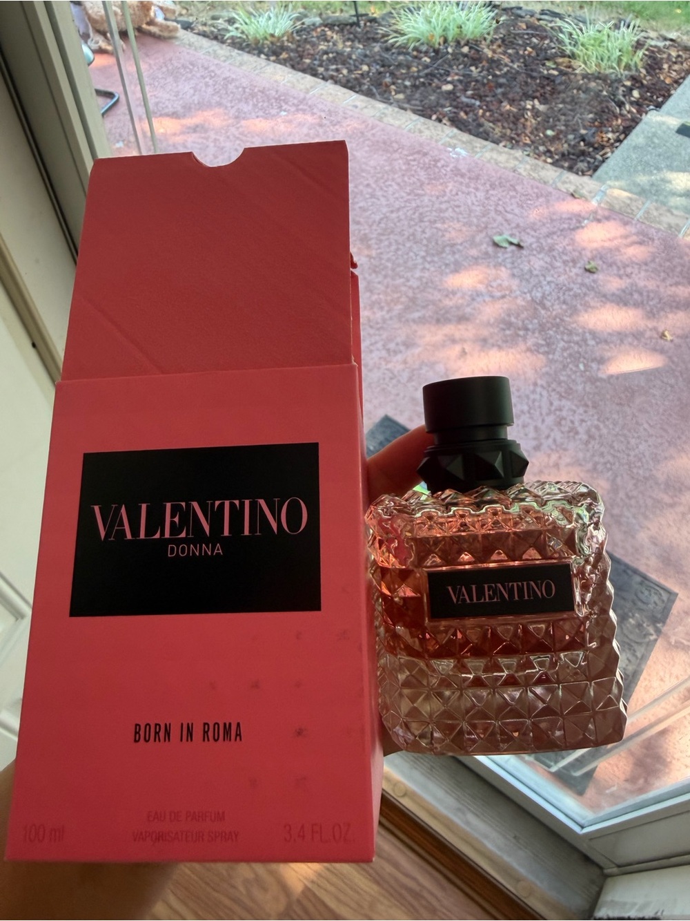 Valentino Donna Born in Roma - Pink Bottle & Box